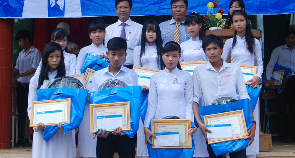 Sacombank dành tặng hơn 3000 học bổng cho học sinh nghèo