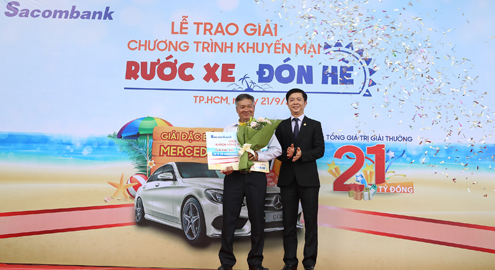 Khách hàng nhận thưởng xe ô tô Mercedes C200 từ Sacombank